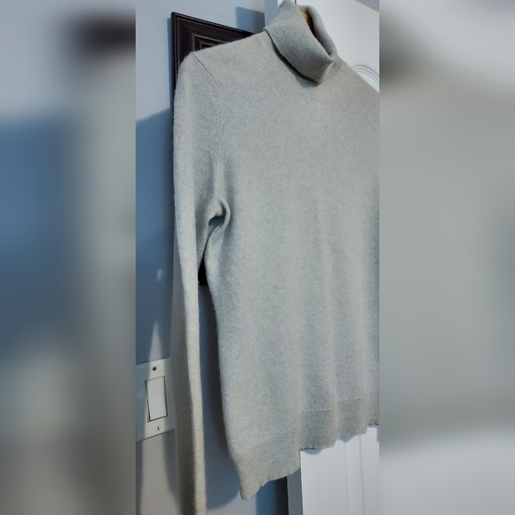 Women's Top - Picture 4 of 5